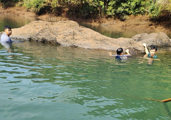 Thuỷ điện xả nước, 2 nữ sinh tử vong, 1 nữ sinh mất tích- Ảnh 2. Thuỷ điện xả nước, 2 nữ sinh tử vong, 1 nữ sinh mất tích- Ảnh 2.