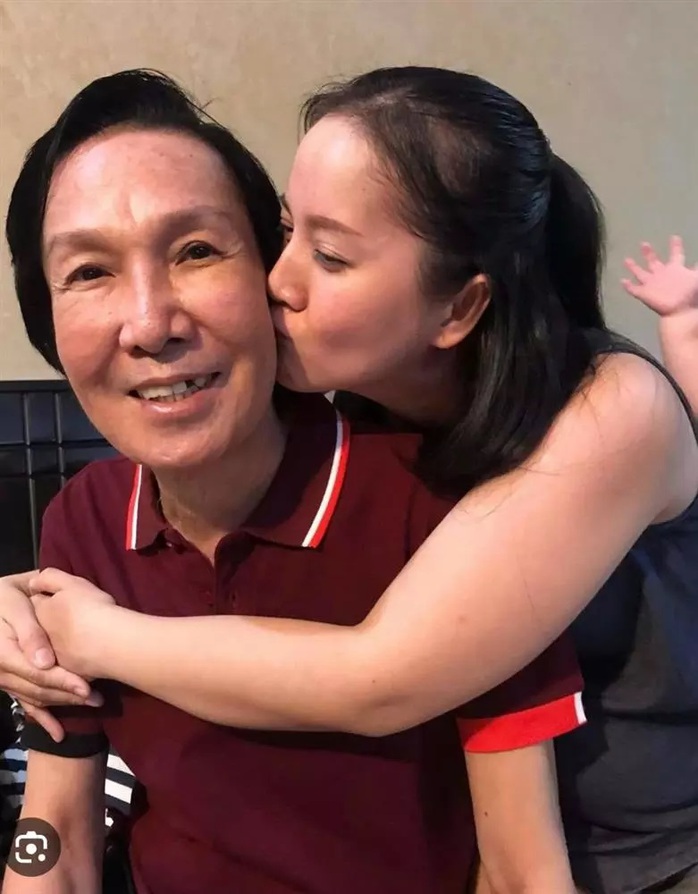 Con gái NSƯT Vũ Linh khóc nhớ cha, khán giả thương cảm tặng tiền- Ảnh 3. Con gái NSƯT Vũ Linh khóc nhớ cha, khán giả thương cảm tặng tiền- Ảnh 3.
