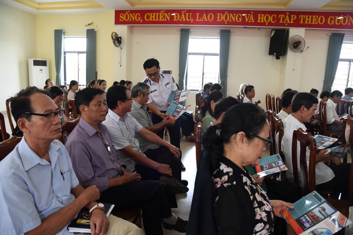 Vùng Cảnh sát biển 2 trao 30 suất quà cho ngư dân Đà Nẵng- Ảnh 1. Vùng Cảnh sát biển 2 trao 30 suất quà cho ngư dân Đà Nẵng- Ảnh 1.