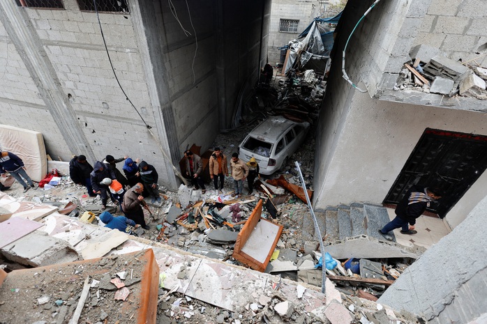 Người Palestine trước đống đổ nát của một ngôi nhà vừa bị phá hủy ở TP Rafah tại Dải Gaza hôm 19-3Ảnh: REUTERS Người Palestine trước đống đổ nát của một ngôi nhà vừa bị phá hủy ở TP Rafah tại Dải Gaza hôm 19-3Ảnh: REUTERS