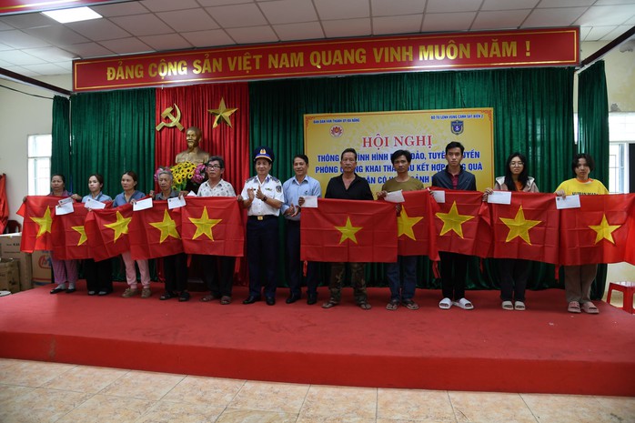 Vùng Cảnh sát biển 2 trao 30 suất quà cho ngư dân Đà Nẵng- Ảnh 2. Vùng Cảnh sát biển 2 trao 30 suất quà cho ngư dân Đà Nẵng- Ảnh 2.