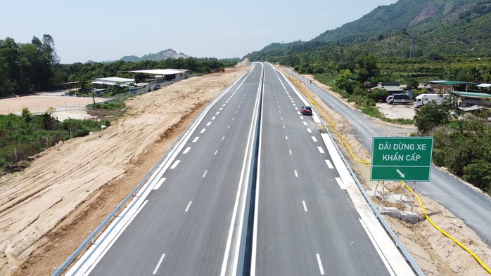 Đường hẹp, thiếu làn dừng khẩn cấp suốt tuyến nên nhiều tuyến cao tốc không bảo đảm an toàn lưu thông.Ảnh: KỲ NAM Đường hẹp, thiếu làn dừng khẩn cấp suốt tuyến nên nhiều tuyến cao tốc không bảo đảm an toàn lưu thông.Ảnh: KỲ NAM