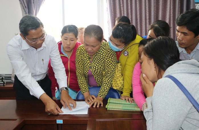 Cán bộ Trung tâm Tư vấn pháp luật LĐLĐ TP HCM hướng dẫn thủ tục khởi kiện doanh nghiệp đòi nợ BHXH cho người lao động Cán bộ Trung tâm Tư vấn pháp luật LĐLĐ TP HCM hướng dẫn thủ tục khởi kiện doanh nghiệp đòi nợ BHXH cho người lao động