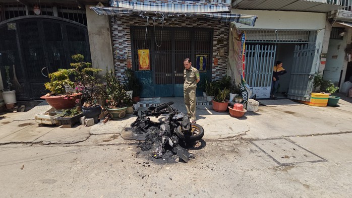 Cãi nhau, người đàn ông mở nắp bình xăng đốt xe- Ảnh 1. Cãi nhau, người đàn ông mở nắp bình xăng đốt xe- Ảnh 1.
