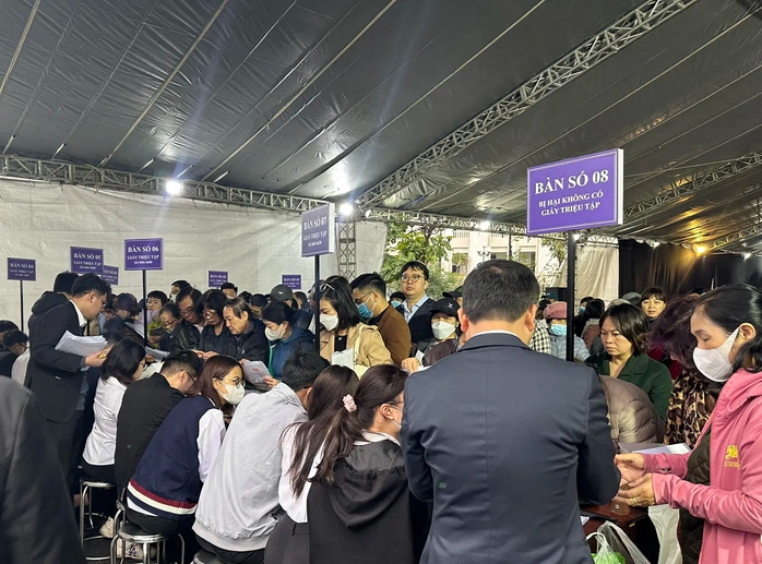 Nhiều bị hại xếp hàng che ô tới tòa xử Chủ tịch Tân Hoàng Minh Đỗ Anh Dũng và đồng phạm- Ảnh 3. Nhiều bị hại xếp hàng che ô tới tòa xử Chủ tịch Tân Hoàng Minh Đỗ Anh Dũng và đồng phạm- Ảnh 3.