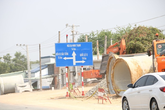 Cận cảnh tuyến đường đang mở rộng nối đường Hồ Chí Minh- Ảnh 2.