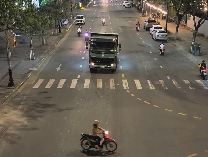 Đà Nẵng: Xử lý nghiêm đoàn xe tải đi vào đường cấm- Ảnh 2. Đà Nẵng: Xử lý nghiêm đoàn xe tải đi vào đường cấm- Ảnh 2.