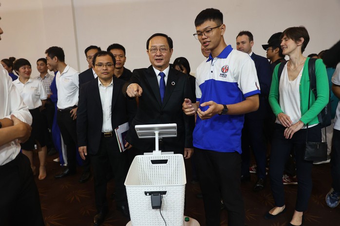 Bộ trưởng Bộ Khoa học và Công nghệ Huỳnh Thành Đạt theo dõi màn trình diễn mua hàng và thanh toán tự động của xe đẩy thông minh tại Ngày hội Trí tuệ nhân tạo Việt Nam năm 2023 Bộ trưởng Bộ Khoa học và Công nghệ Huỳnh Thành Đạt theo dõi màn trình diễn mua hàng và thanh toán tự động của xe đẩy thông minh tại Ngày hội Trí tuệ nhân tạo Việt Nam năm 2023