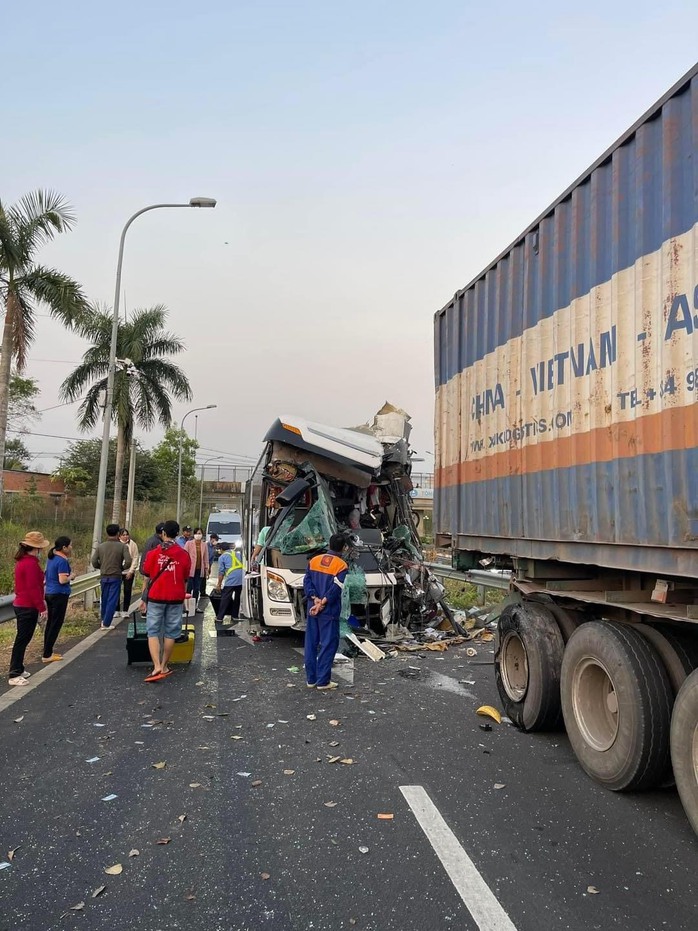 Tông kinh hoàng, xe khách nát đầu tại trạm dừng nghỉ trên cao tốc TP HCM-Long Thành-Dầu Giây- Ảnh 3. Tông kinh hoàng, xe khách nát đầu tại trạm dừng nghỉ trên cao tốc TP HCM-Long Thành-Dầu Giây- Ảnh 3.