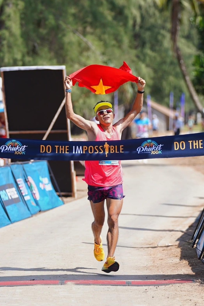 2 VĐV Việt Nam vô địch tại giải 100km Ultra Marathon 2024- Ảnh 1. 2 VĐV Việt Nam vô địch tại giải 100km Ultra Marathon 2024- Ảnh 1.