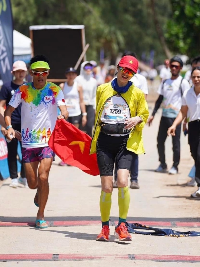 2 VĐV Việt Nam vô địch tại giải 100km Ultra Marathon 2024- Ảnh 2. 2 VĐV Việt Nam vô địch tại giải 100km Ultra Marathon 2024- Ảnh 2.