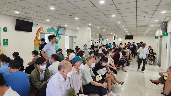 Nắng nóng, nhiều người đến bệnh viện chuyên khoa da liễu thăm khám Nắng nóng, nhiều người đến bệnh viện chuyên khoa da liễu thăm khám