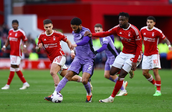 Nottingham gục ngã phút 90+9, Liverpool trụ vững ngôi đầu Premier League- Ảnh 1. Nottingham gục ngã phút 90+9, Liverpool trụ vững ngôi đầu Premier League- Ảnh 1.