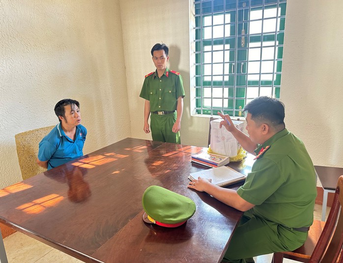 "Trùm" cho vay lãi nặng bất ngờ đâm cán bộ công an khi bị khám xét nhà- Ảnh 1. "Trùm" cho vay lãi nặng bất ngờ đâm cán bộ công an khi bị khám xét nhà- Ảnh 1.