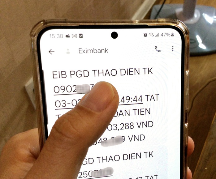 Thấy gì từ động thái tăng phí SMS Banking của các ngân hàng?- Ảnh 1. Thấy gì từ động thái tăng phí SMS Banking của các ngân hàng?- Ảnh 1.