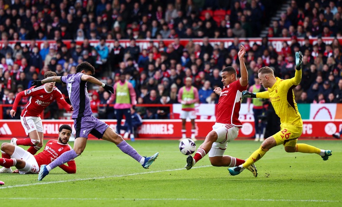 Nottingham gục ngã phút 90+9, Liverpool trụ vững ngôi đầu Premier League- Ảnh 6. Nottingham gục ngã phút 90+9, Liverpool trụ vững ngôi đầu Premier League- Ảnh 6.