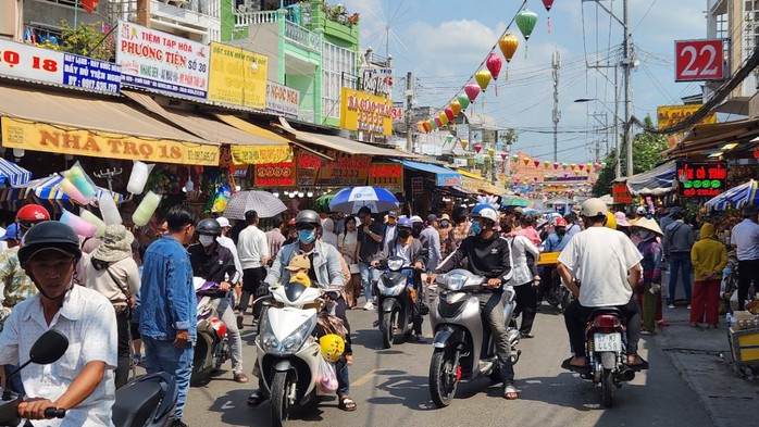 Chỉ trong nửa tháng, Miếu Bà Chúa xứ Núi Sam đón lượng khách khủng- Ảnh 3.