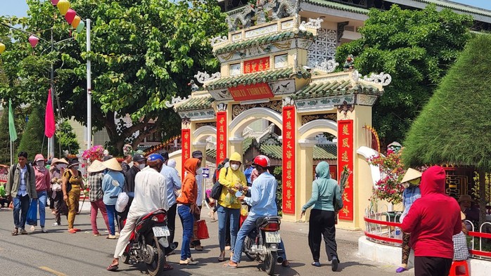 Chỉ trong nửa tháng, Miếu Bà Chúa xứ Núi Sam đón lượng khách khủng- Ảnh 4.