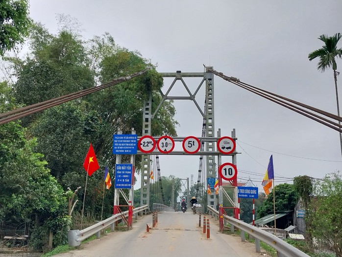 Cầu treo sông Giăng đã xuống cấp gây bất an cho người và phương tiện qua đây Cầu treo sông Giăng đã xuống cấp gây bất an cho người và phương tiện qua đây