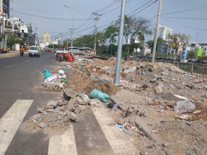 Đất cát, xà bần tràn đường- Ảnh 1.