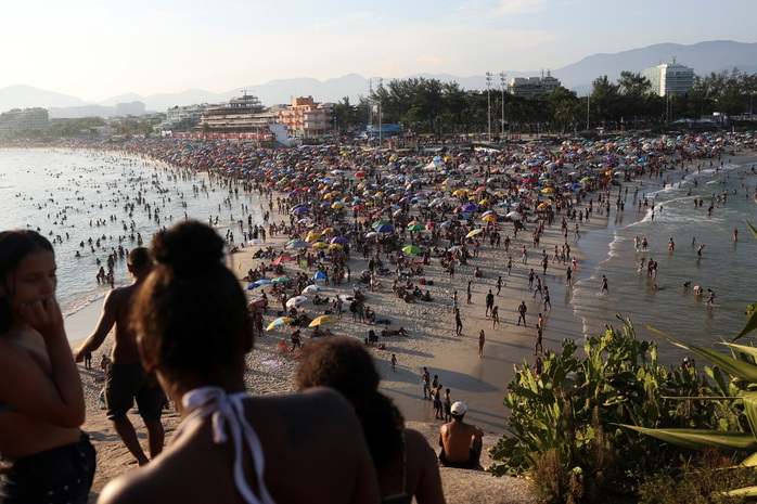 Một bãi biển đông đúc người tại TP Rio de Janeiro - Brazil ngày 17-3Ảnh: Reuters Một bãi biển đông đúc người tại TP Rio de Janeiro - Brazil ngày 17-3Ảnh: Reuters