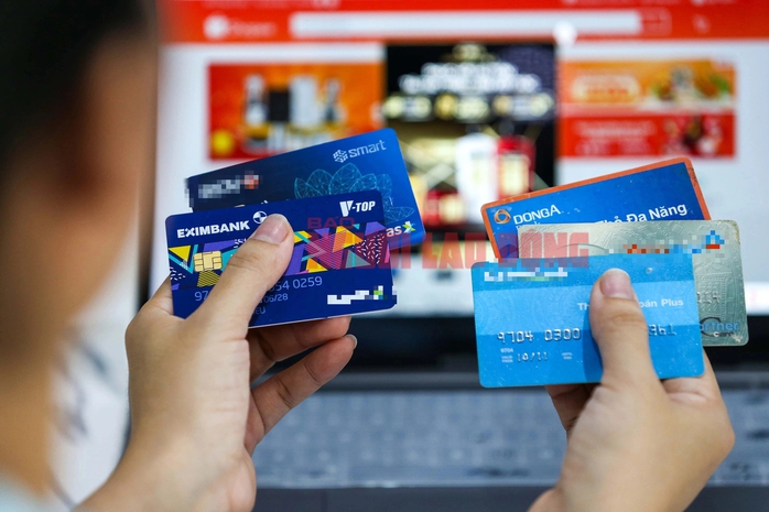 Nhiều loại thẻ tín dụng dù không sử dụng nhưng vẫn luôn bị các ngân hàng âm thầm tính phíẢnh: HOÀNG TRIỀU Nhiều loại thẻ tín dụng dù không sử dụng nhưng vẫn luôn bị các ngân hàng âm thầm tính phíẢnh: HOÀNG TRIỀU