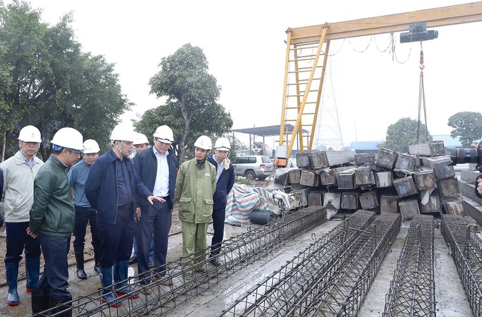 Ông Đặng Hoàng An, Chủ tịch Hội đồng Thành viên EVN (hàng đầu, thứ hai từ trái sang), kiểm tra công tác thi công dự án đường dây 500 kV Nhà máy Nhiệt điện Nam Định 1 - Phố Nối Ông Đặng Hoàng An, Chủ tịch Hội đồng Thành viên EVN (hàng đầu, thứ hai từ trái sang), kiểm tra công tác thi công dự án đường dây 500 kV Nhà máy Nhiệt điện Nam Định 1 - Phố Nối