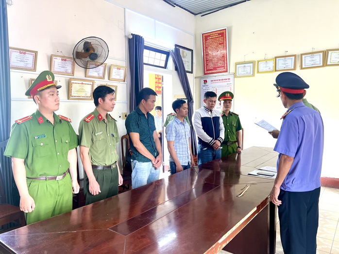 Công an vạch trần mánh khoé đưa người đi lao động trái phép ở Hàn Quốc- Ảnh 1. Công an vạch trần mánh khoé đưa người đi lao động trái phép ở Hàn Quốc- Ảnh 1.