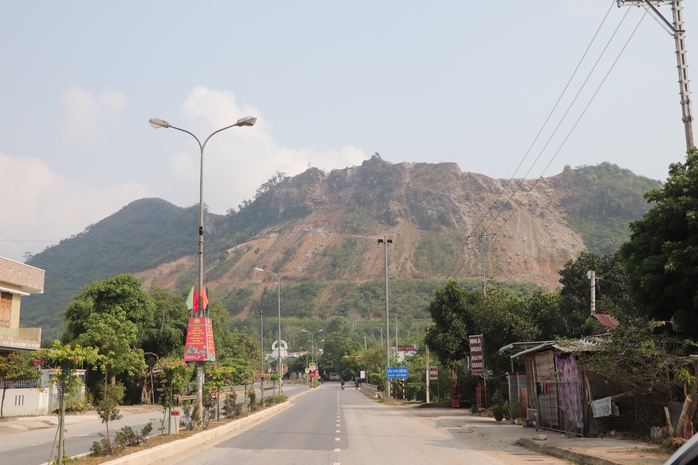 Nổ mìn, tảng đá rơi đè sập nhà dân ở Quảng Nam: Sống trong sợ hãi!- Ảnh 3. Nổ mìn, tảng đá rơi đè sập nhà dân ở Quảng Nam: Sống trong sợ hãi!- Ảnh 3.