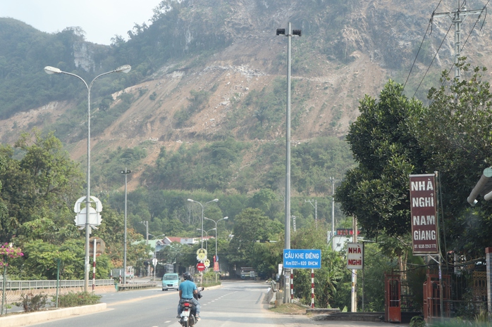 Nổ mìn, tảng đá rơi đè sập nhà dân ở Quảng Nam: Sống trong sợ hãi!- Ảnh 4. Nổ mìn, tảng đá rơi đè sập nhà dân ở Quảng Nam: Sống trong sợ hãi!- Ảnh 4.