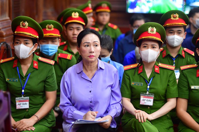 Xét xử Vạn Thịnh Phát: Tự bào chữa, bà Trương Mỹ Lan yêu cầu xem xét số tiền bị quy buộc chiếm đoạt- Ảnh 1. Xét xử Vạn Thịnh Phát: Tự bào chữa, bà Trương Mỹ Lan yêu cầu xem xét số tiền bị quy buộc chiếm đoạt- Ảnh 1.