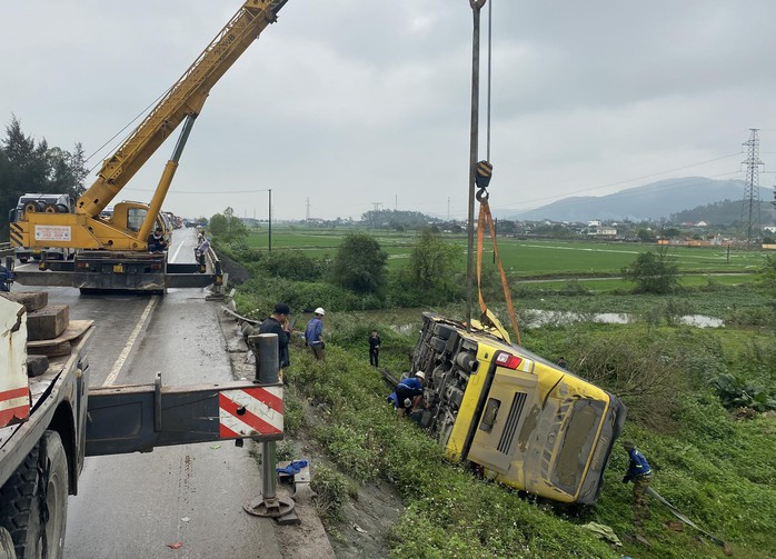 Xe khách tông bay hơn 20 m lan can quốc lộ rồi lao xuống ruộng- Ảnh 3.