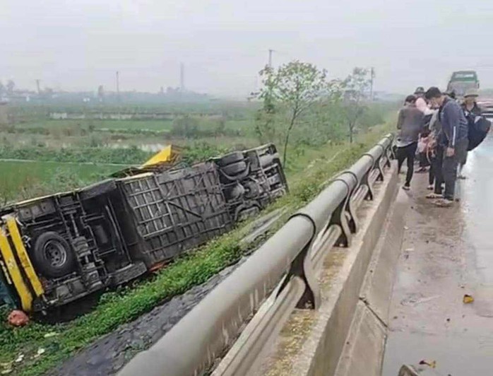 Xe khách tông bay hơn 20 m lan can quốc lộ rồi lao xuống ruộng- Ảnh 1.