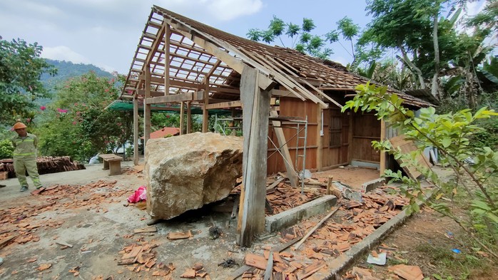 Nổ mìn, tảng đá rơi đè sập nhà dân ở Quảng Nam: Sống trong sợ hãi!- Ảnh 1.