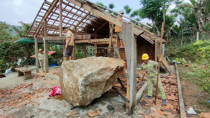 Nổ mìn, tảng đá rơi đè sập nhà dân ở Quảng Nam: Sống trong sợ hãi!- Ảnh 2. Nổ mìn, tảng đá rơi đè sập nhà dân ở Quảng Nam: Sống trong sợ hãi!- Ảnh 2.