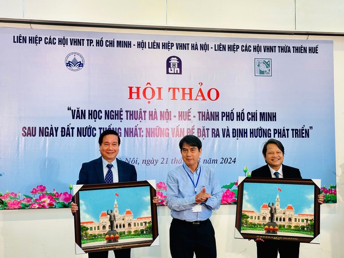 KTS Nguyễn Trường Lưu, Chủ tịch Liên hiệp các Hội VHNT TP HCM, trao tặng 2 món quà của TP HCM cho đại biểu TP Hà Nội và Huế tại hội thảo KTS Nguyễn Trường Lưu, Chủ tịch Liên hiệp các Hội VHNT TP HCM, trao tặng 2 món quà của TP HCM cho đại biểu TP Hà Nội và Huế tại hội thảo