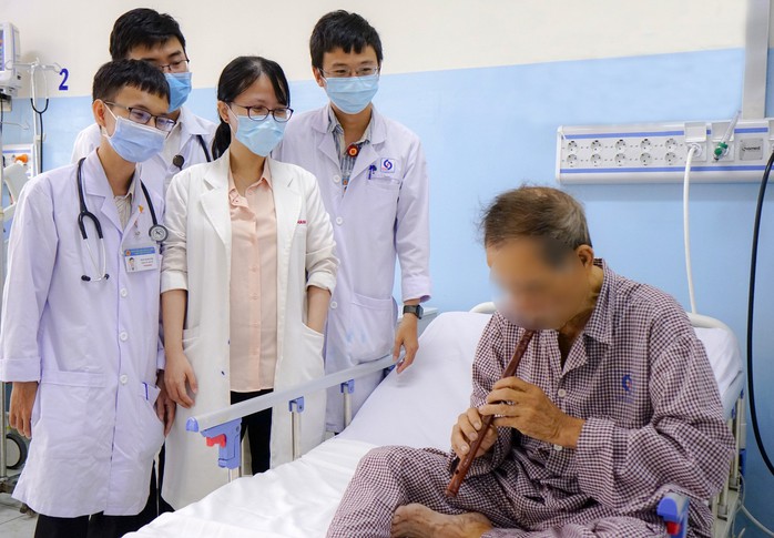 Cụ ông 76 tuổi ngừng tim hồi sinh sau 30 phút được bác sĩ hồi sức, sốc điện- Ảnh 1. Cụ ông 76 tuổi ngừng tim hồi sinh sau 30 phút được bác sĩ hồi sức, sốc điện- Ảnh 1.