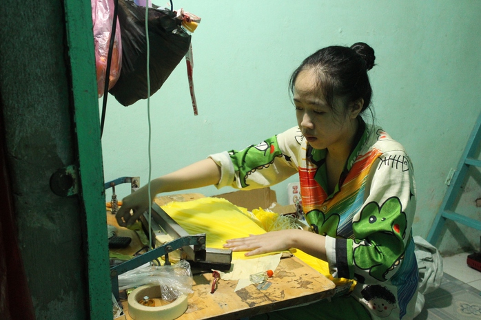 Đắng lòng công nhân làm thêm với tiền công Đắng lòng công nhân làm thêm với tiền công