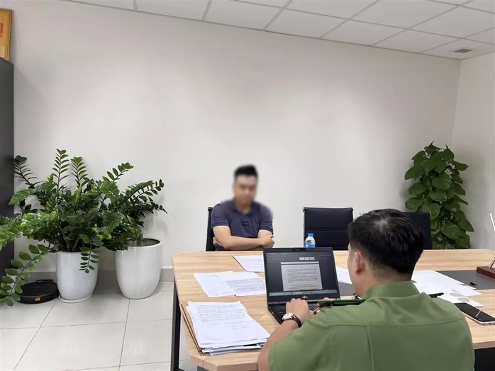"Chồng cũ" O Sen bị phạt tiền vì nói xấu vợ cũ
- Ảnh 2. "Chồng cũ" O Sen bị phạt tiền vì nói xấu vợ cũ
- Ảnh 2.