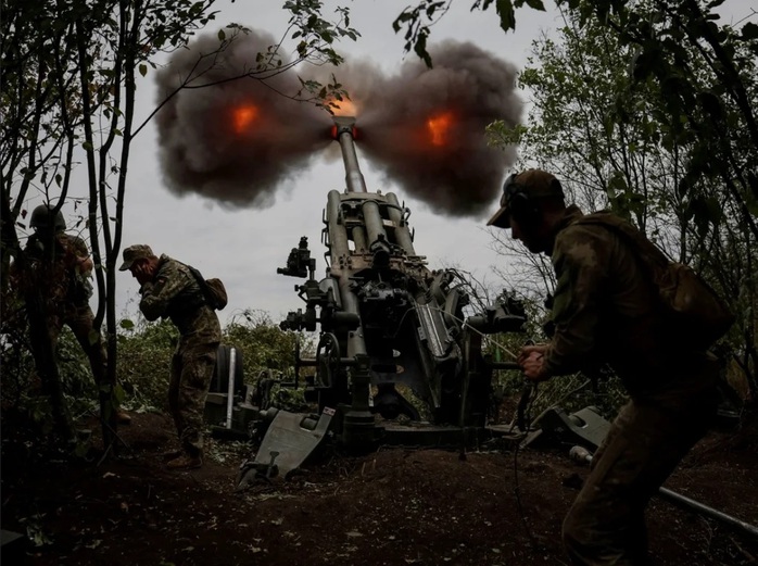 Lính Ukraine khai hỏa pháo M777. Ảnh: Reuters Lính Ukraine khai hỏa pháo M777. Ảnh: Reuters
