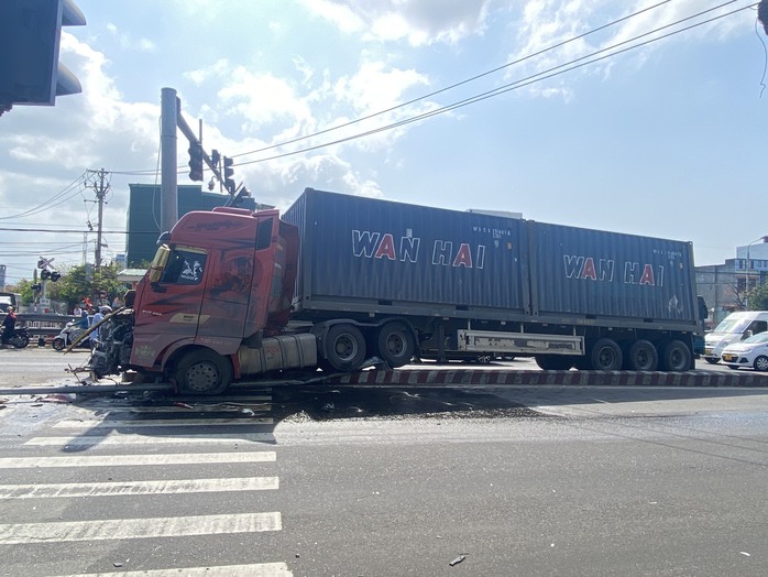 Đà Nẵng: Xe đầu kéo leo lên dải phân cách sau tiếng nổ lớn, nhiều người hốt hoảng- Ảnh 2. Đà Nẵng: Xe đầu kéo leo lên dải phân cách sau tiếng nổ lớn, nhiều người hốt hoảng- Ảnh 2.