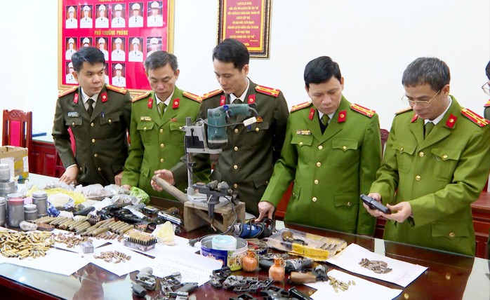 Phá đường dây chế tạo súng, thu giữ nhiều súng, hàng ngàn viên đạn- Ảnh 2. Phá đường dây chế tạo súng, thu giữ nhiều súng, hàng ngàn viên đạn- Ảnh 2.