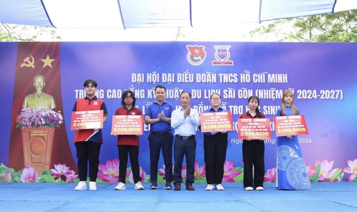 Tặng 10 suất học bổng cho trường STC- Ảnh 1. Tặng 10 suất học bổng cho trường STC- Ảnh 1.