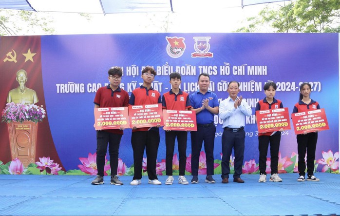 Tặng 10 suất học bổng cho trường STC- Ảnh 3. Tặng 10 suất học bổng cho trường STC- Ảnh 3.