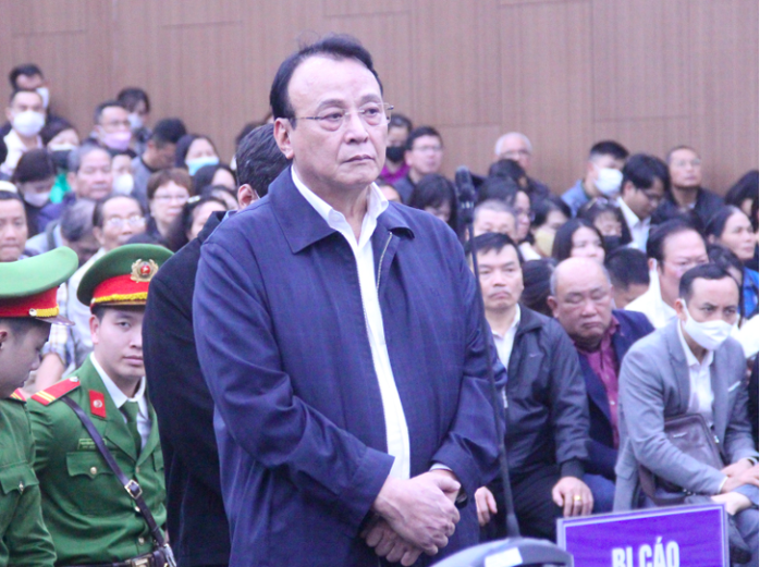 Chủ tịch Tân Hoàng Minh nghẹn ngào xin giảm nhẹ cho con trai- Ảnh 1. Chủ tịch Tân Hoàng Minh nghẹn ngào xin giảm nhẹ cho con trai- Ảnh 1.