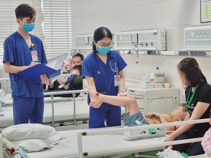 Bé trai 7 tuổi bất ngờ yếu, liệt tứ chi vì căn bệnh cực hiếm- Ảnh 1. Bé trai 7 tuổi bất ngờ yếu, liệt tứ chi vì căn bệnh cực hiếm- Ảnh 1.