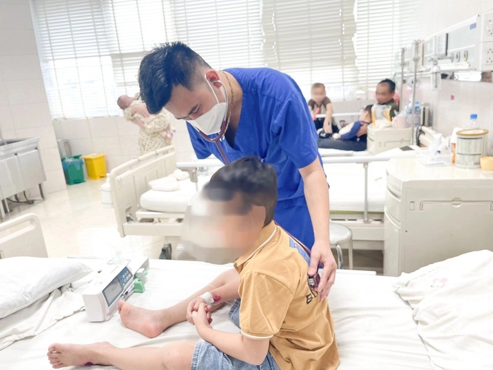 Bé trai 7 tuổi bất ngờ yếu, liệt tứ chi vì căn bệnh cực hiếm- Ảnh 2. Bé trai 7 tuổi bất ngờ yếu, liệt tứ chi vì căn bệnh cực hiếm- Ảnh 2.
