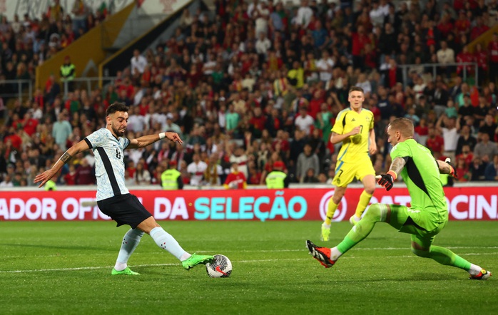 Bồ Đào Nha - Thụy Điển: Bruno Fernandes tỏa sáng trận cầu 7 bàn- Ảnh 3. Bồ Đào Nha - Thụy Điển: Bruno Fernandes tỏa sáng trận cầu 7 bàn- Ảnh 3.