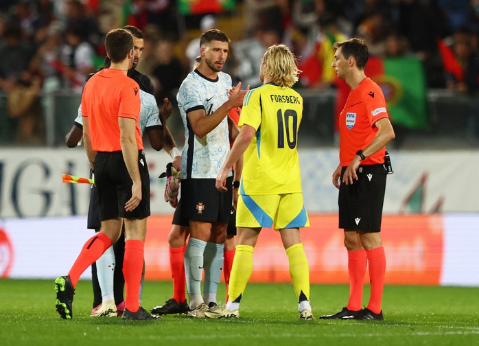 Bồ Đào Nha - Thụy Điển: Bruno Fernandes tỏa sáng trận cầu 7 bàn- Ảnh 5. Bồ Đào Nha - Thụy Điển: Bruno Fernandes tỏa sáng trận cầu 7 bàn- Ảnh 5.