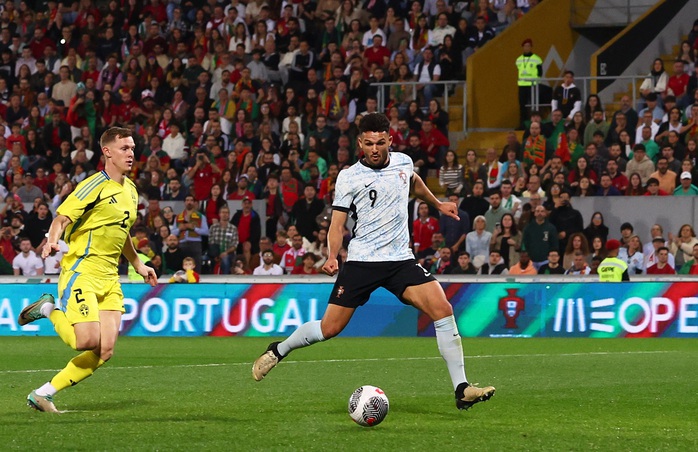 Bồ Đào Nha - Thụy Điển: Bruno Fernandes tỏa sáng trận cầu 7 bàn- Ảnh 4. Bồ Đào Nha - Thụy Điển: Bruno Fernandes tỏa sáng trận cầu 7 bàn- Ảnh 4.